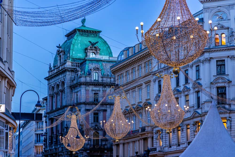 Il centro storico di Vienna decorato da luminarie una sera d'inverno