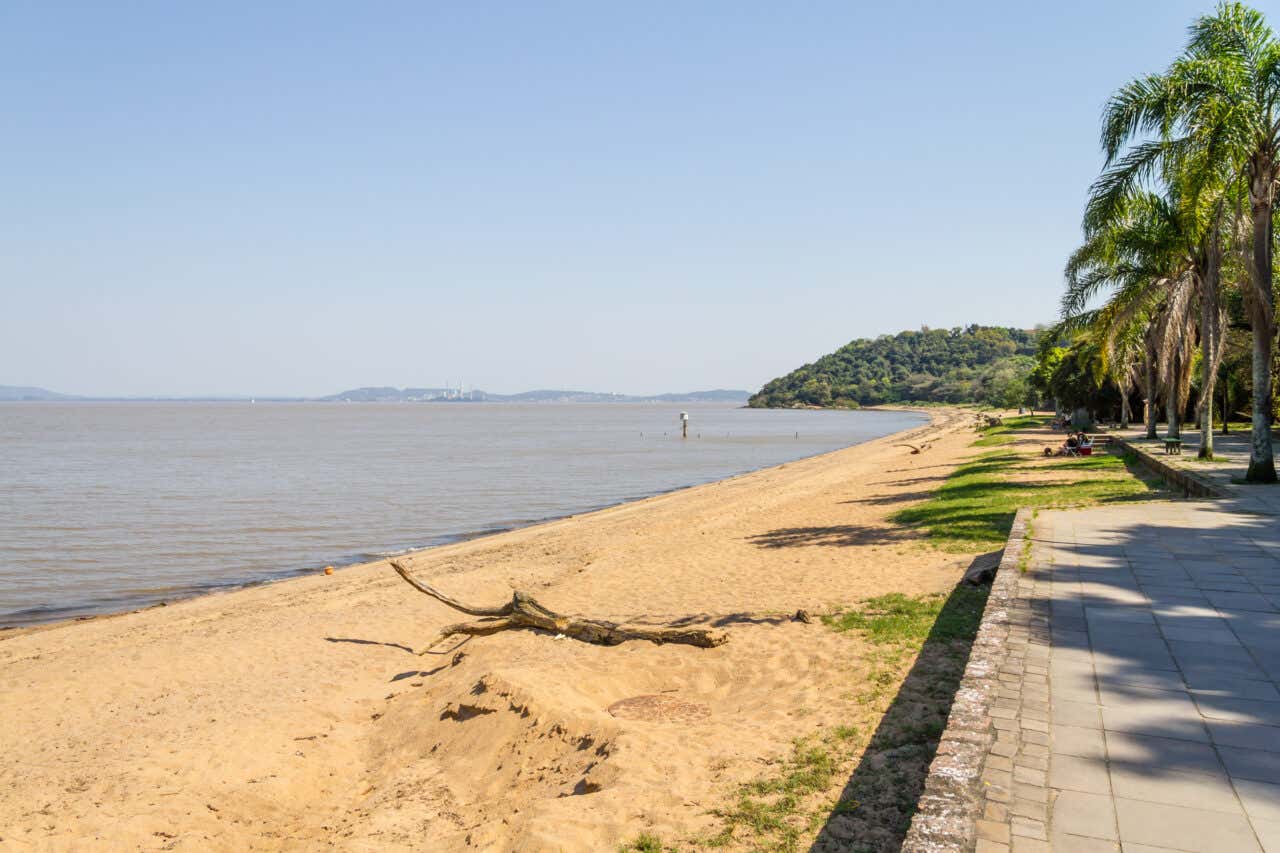 Vista do rio Guaíba na Ipanema de Porto Alegre em um dia ensolarado
