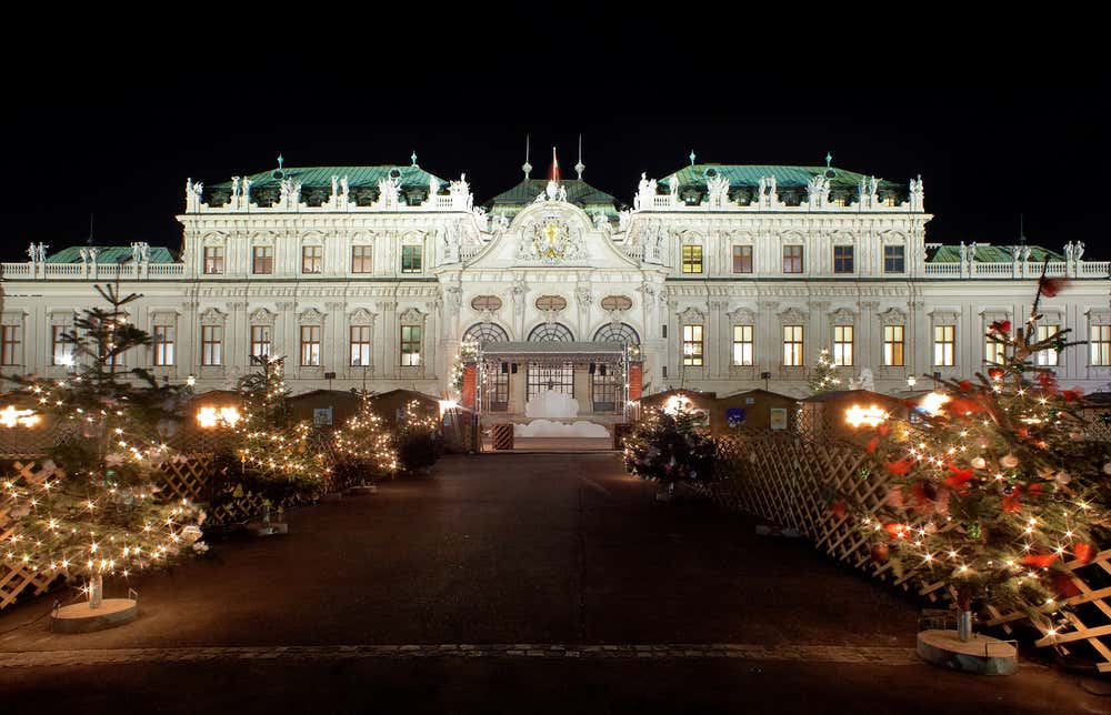 Il Belvedere, un palazzo in stile barocco nel centro di Vienna decorato per le Feste di Natale in una sera d'inverno