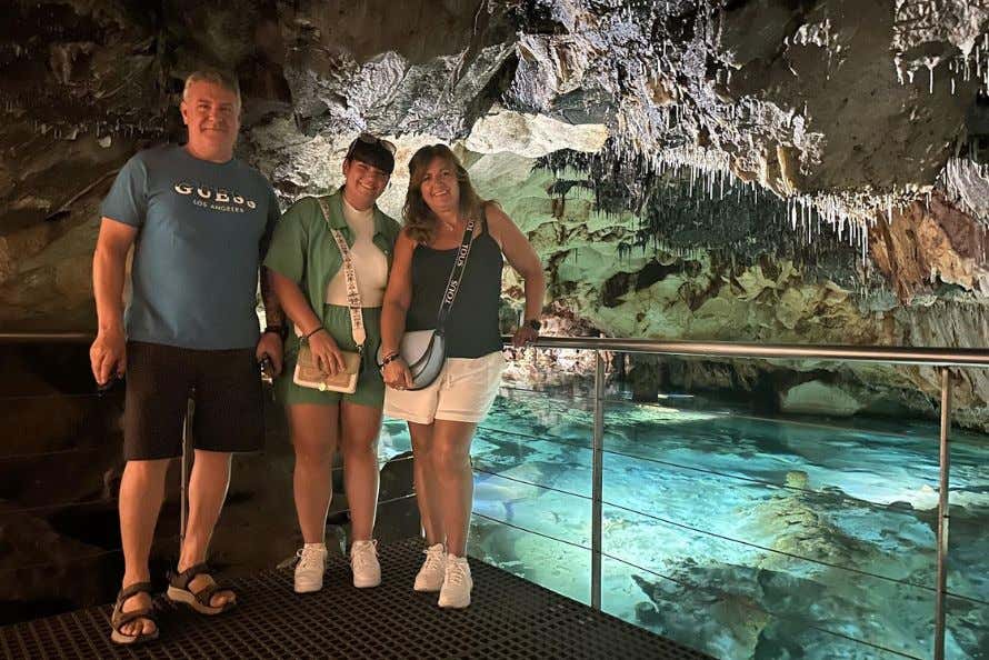 Noelia junto a sus padres en Cova de s’aigua en Menorca