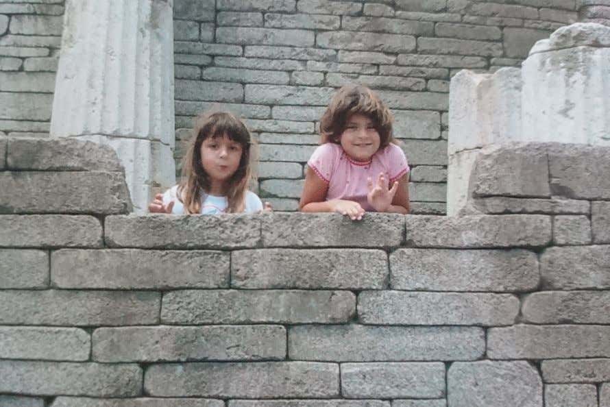 Noelia y su hermana en las murallas de Tenerife