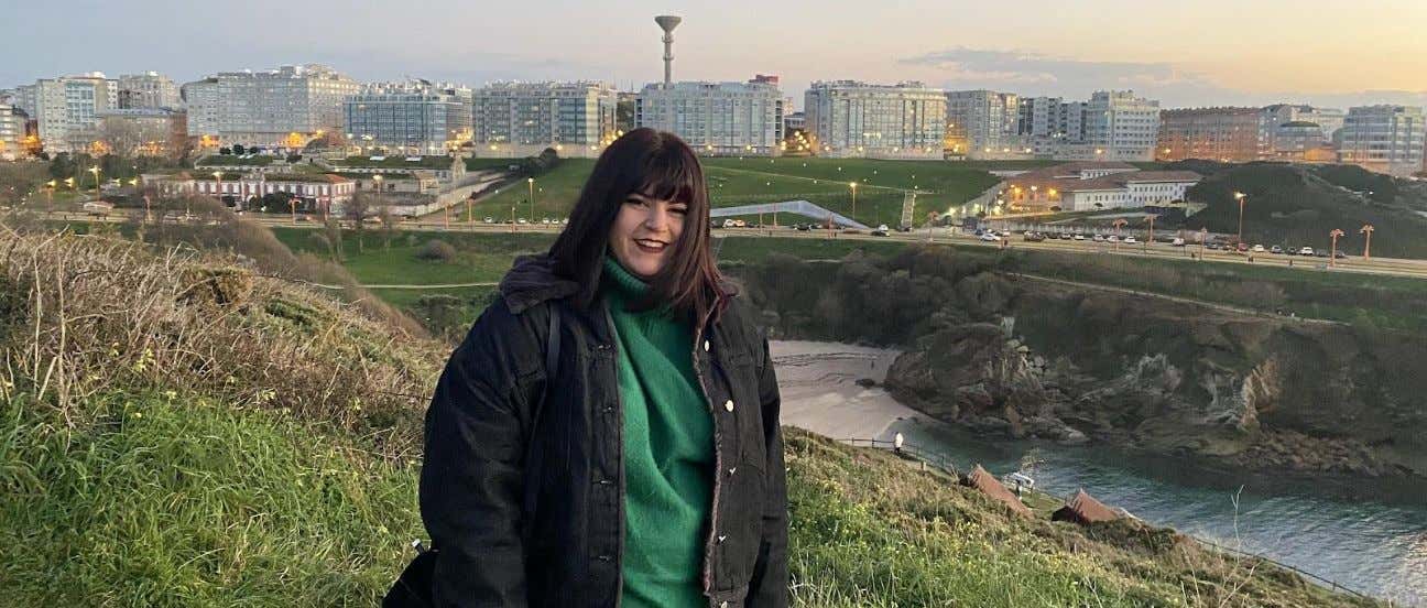 Noelia Sánchez frente a la Torre de Hércules en Galicia