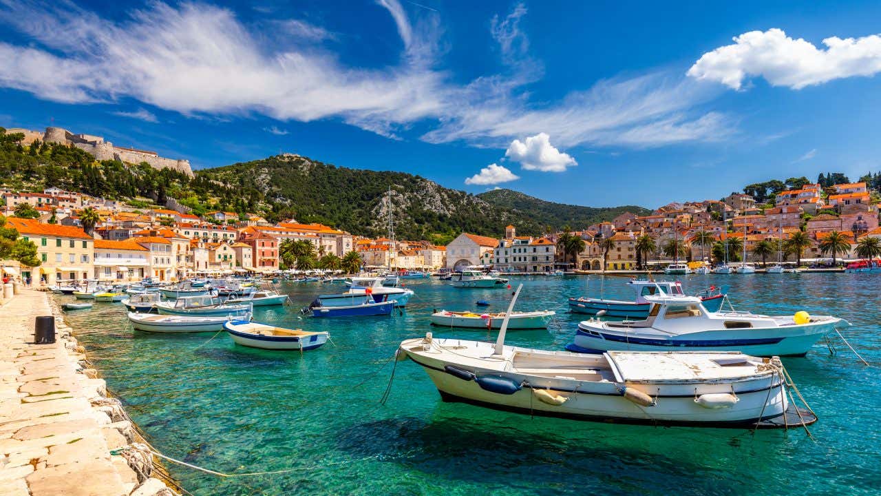 Várias embarcações na costa da Ilha de Hvar