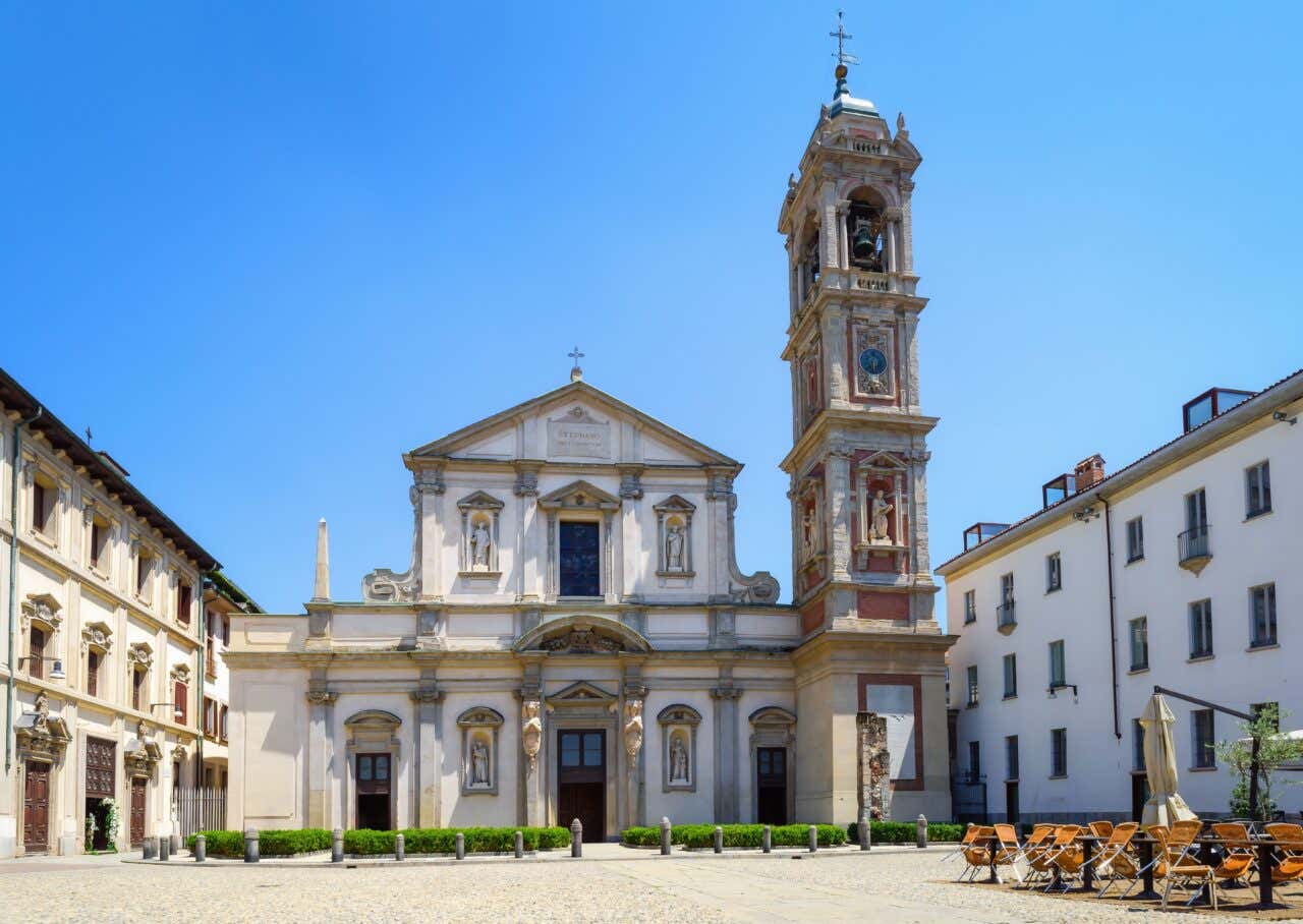 Facciata barocca del Santuario di San Bernardino alle Ossa, chiesa milanese situata in Piazza S. Stefano, nota per la sua cappella ossario.