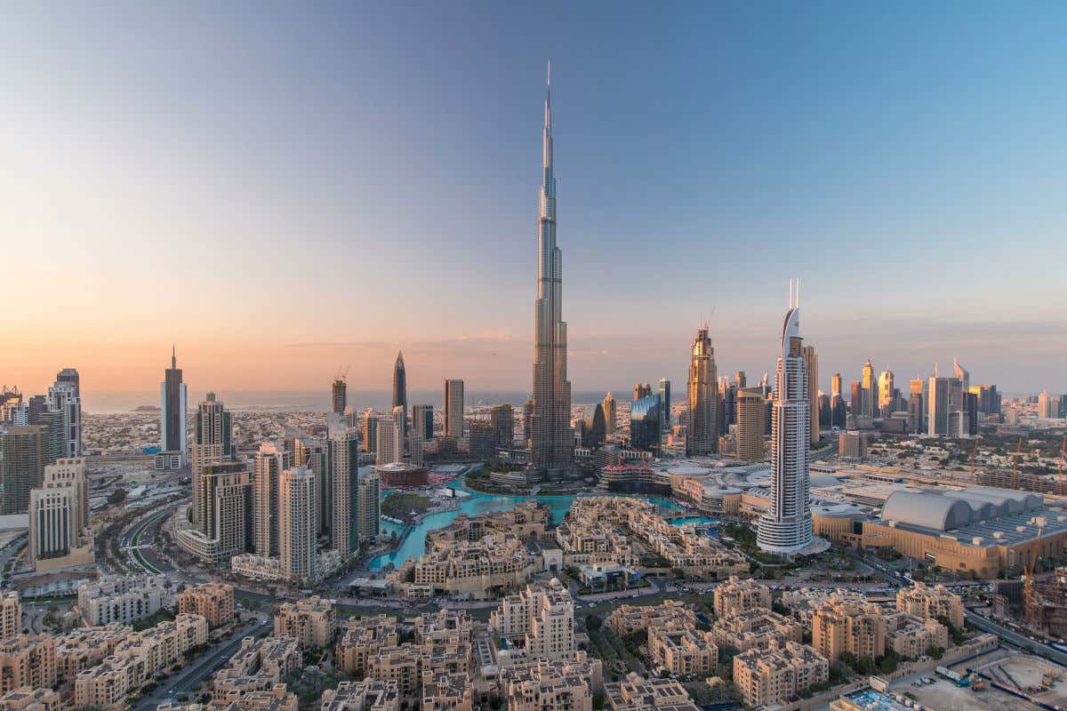 El skyline de Dubái repleto de altos edificios con el Burj Khalifa en primer plano