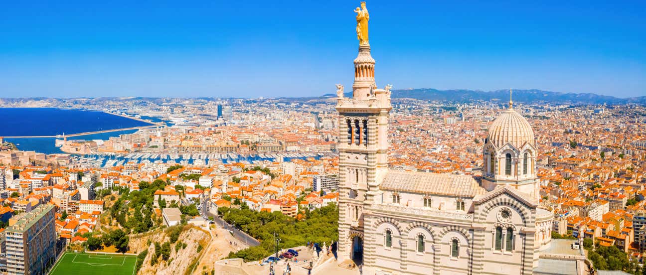 Vista aérea de la ciudad de Marsella, con la basílica de Notre-Dame de la Garde en primer término