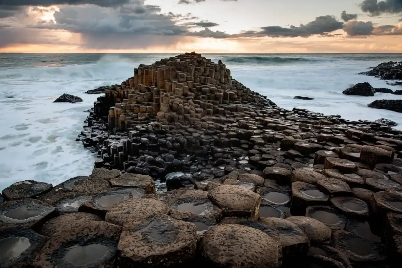 Paisagem da peculiar formação rochosa com o mar ao fundo