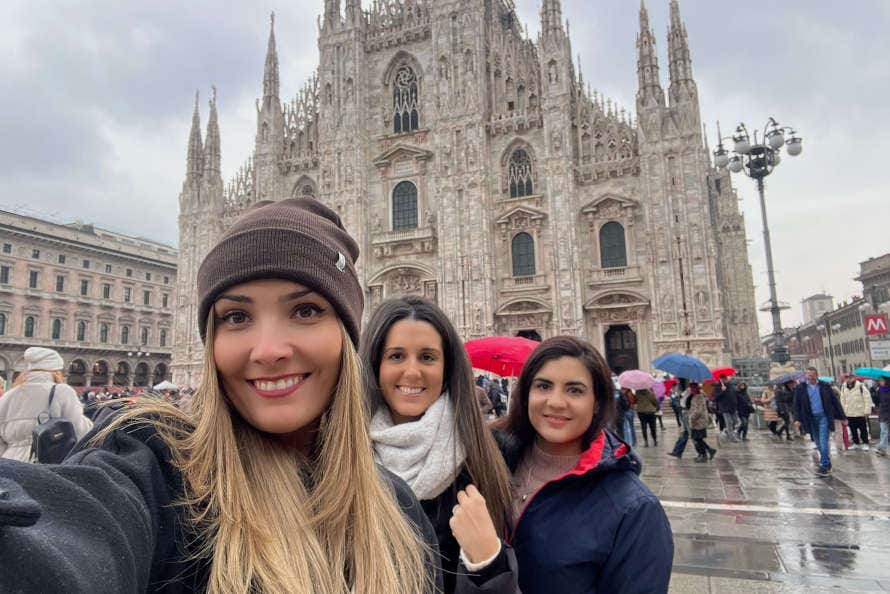 Selfie de tres chicas ante la catedral de Milán
