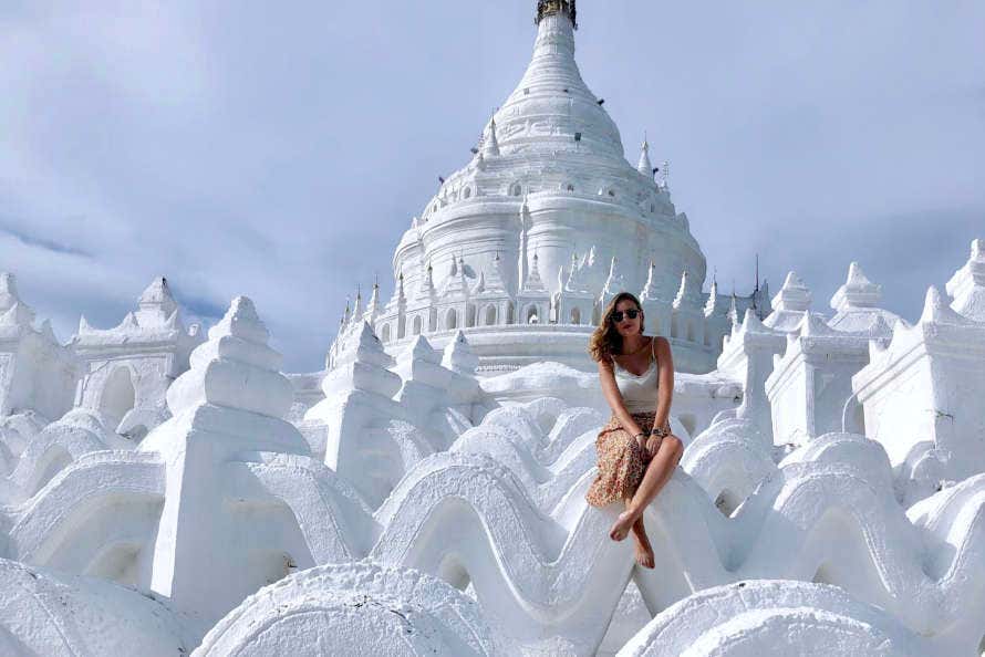 Irene Turénago sentada en la pagoda blanca de Hsinbyume, en Myanmar