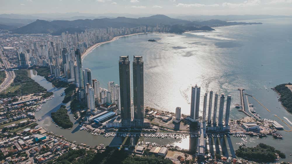 Barra Sul em Balneário Camboriú, destacando as torres gêmeas, a marina e a curva da Praia Central