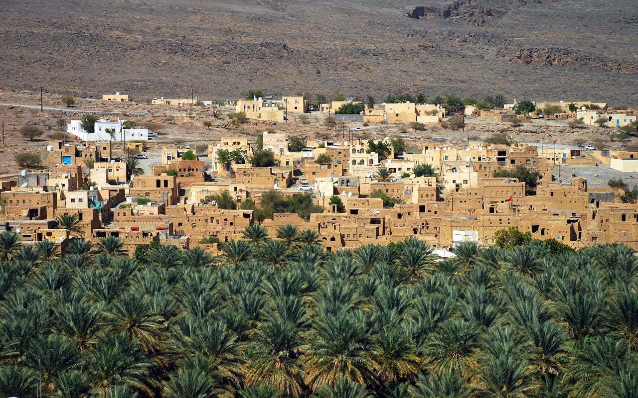 Vista panorámica del pueblo de Al Hamra, con la montaña al fondo, en Omán