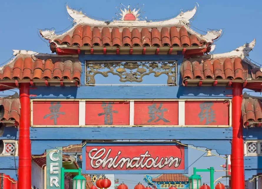 Vista de um templo de Chinatown, em Los Angeles, em um dia ensolarado