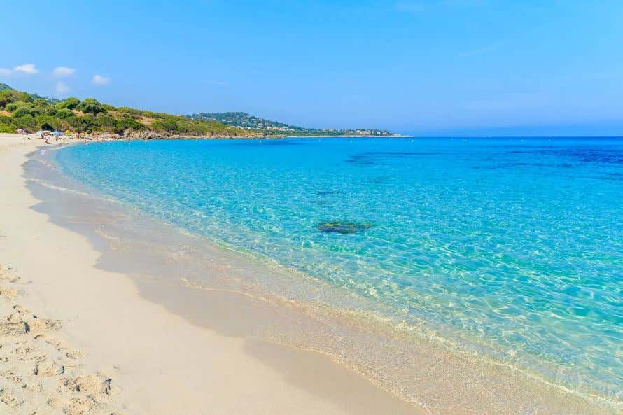 La paradisíaca playa de Saleccia donde se aprecian aguas de intenso turquesa