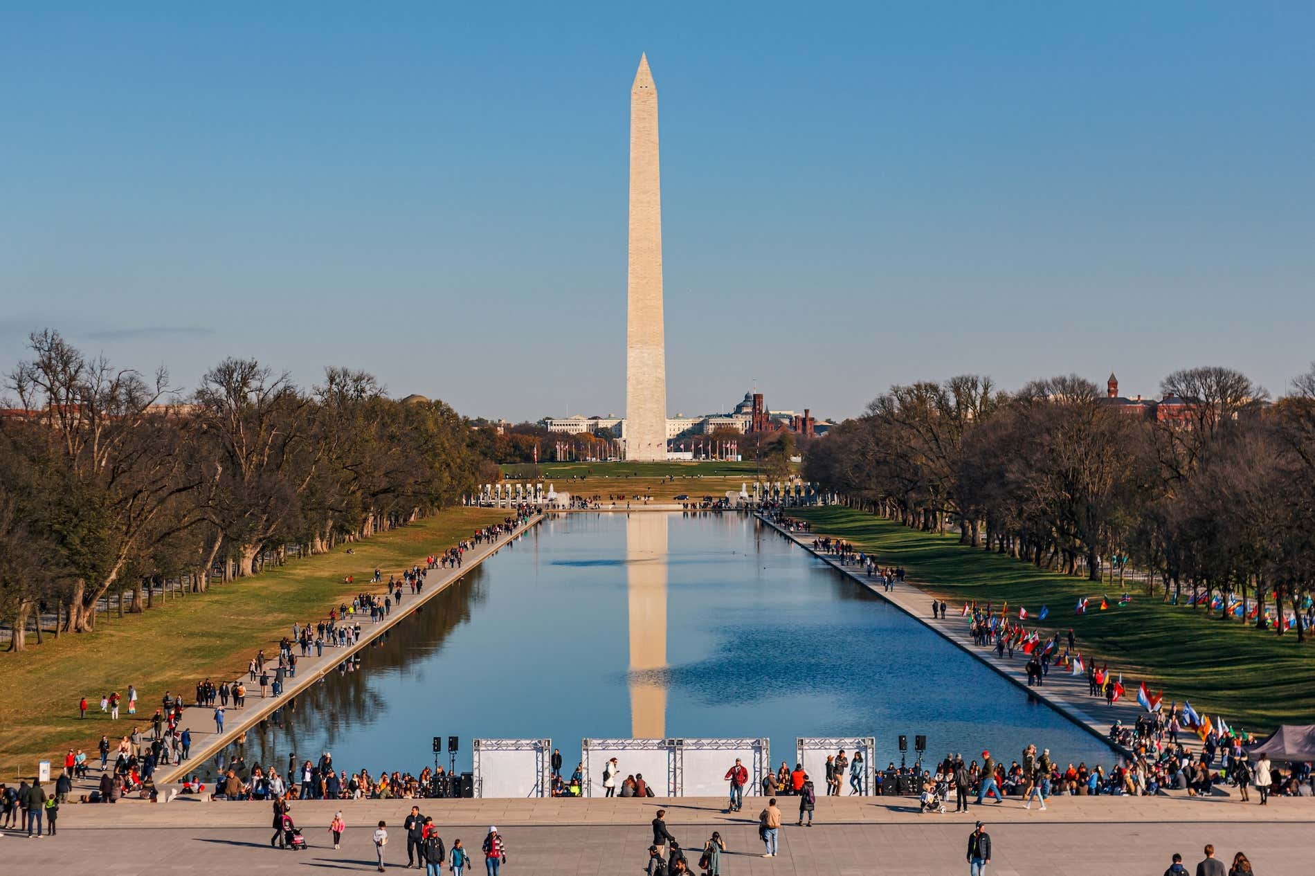 Immagine del Washington Memorial e il Reflecting pool circondata da turisti