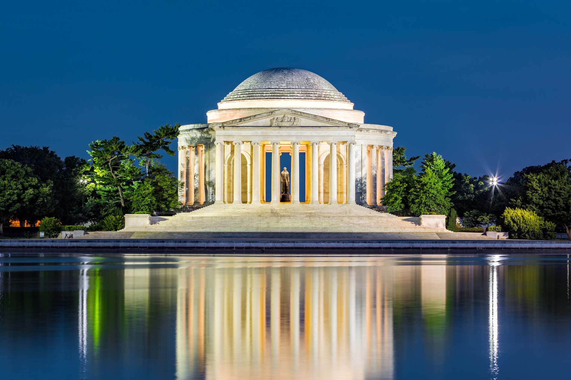 Il Thomas Jefferson Memorial riflesso su una superficie d'acqua