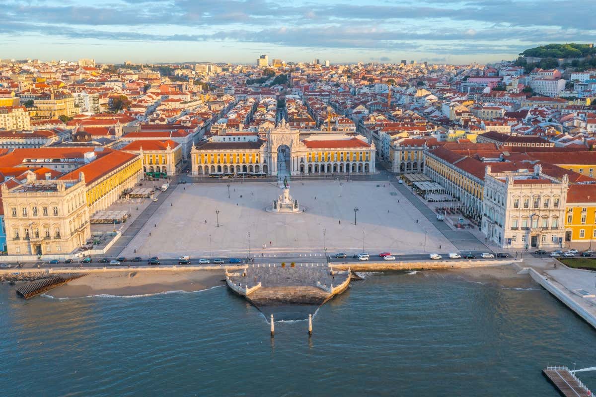 Vista aérea de una plaza situada a orillas del mar