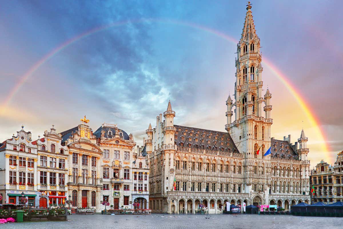Arcoíris sobre la fachada gótica del Ayuntamiento de Bruselas, en la plaza de la Grand Place