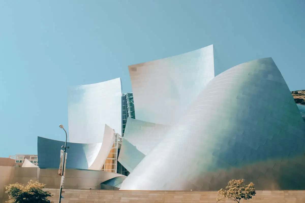Fachada moderna do Walt Disney Concert Hall