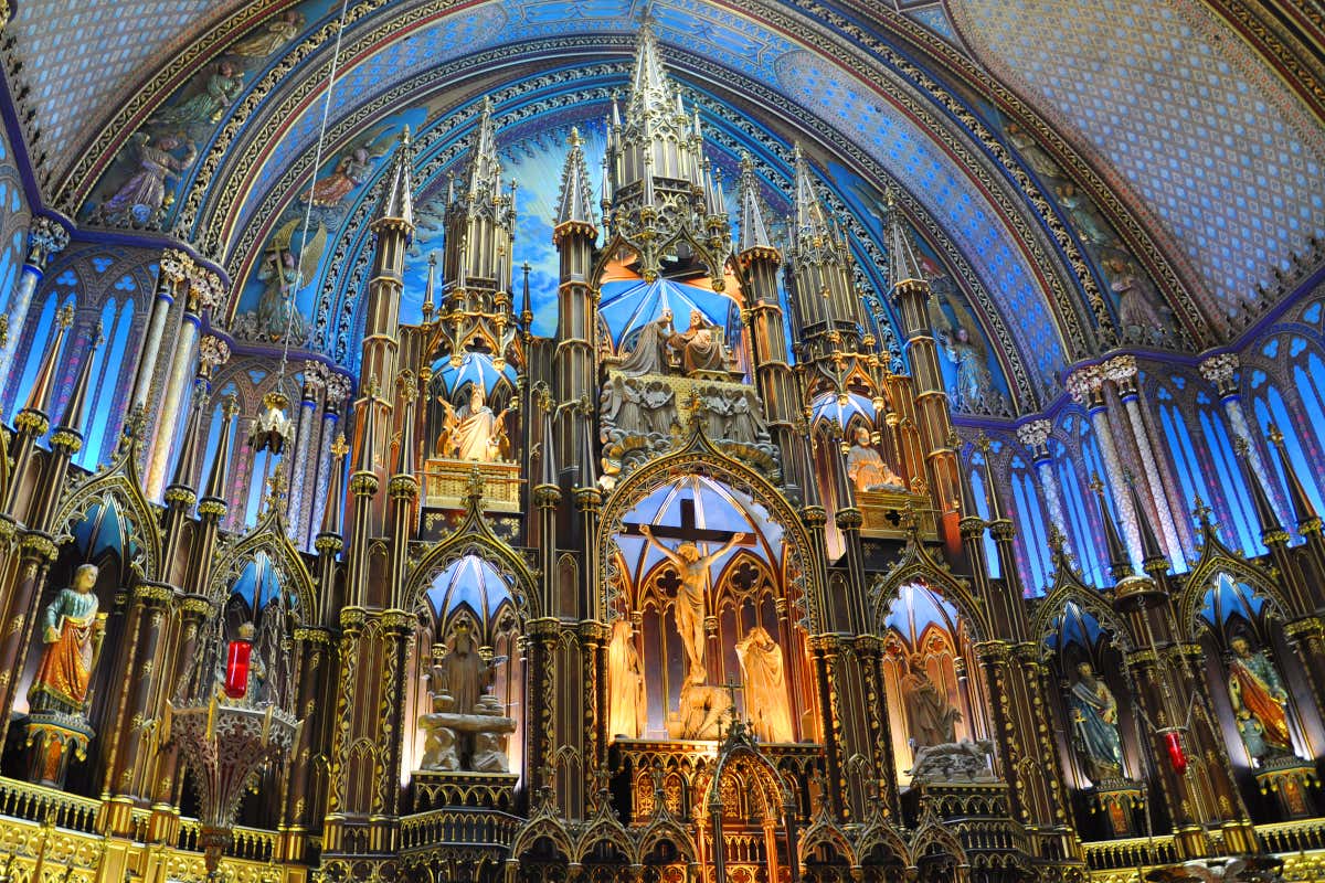 Altar neogótico de la basílica de Notre-Dame de Montreal, con un cristo de marfil en su parte central y una techumbre de color azul añil al fondo
