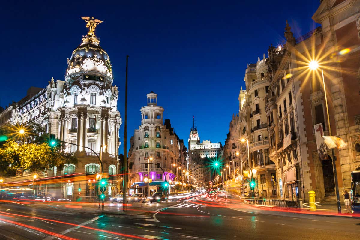 Imagen nocturna de la Gran Vía de Madrid, con varios edificios iluminados