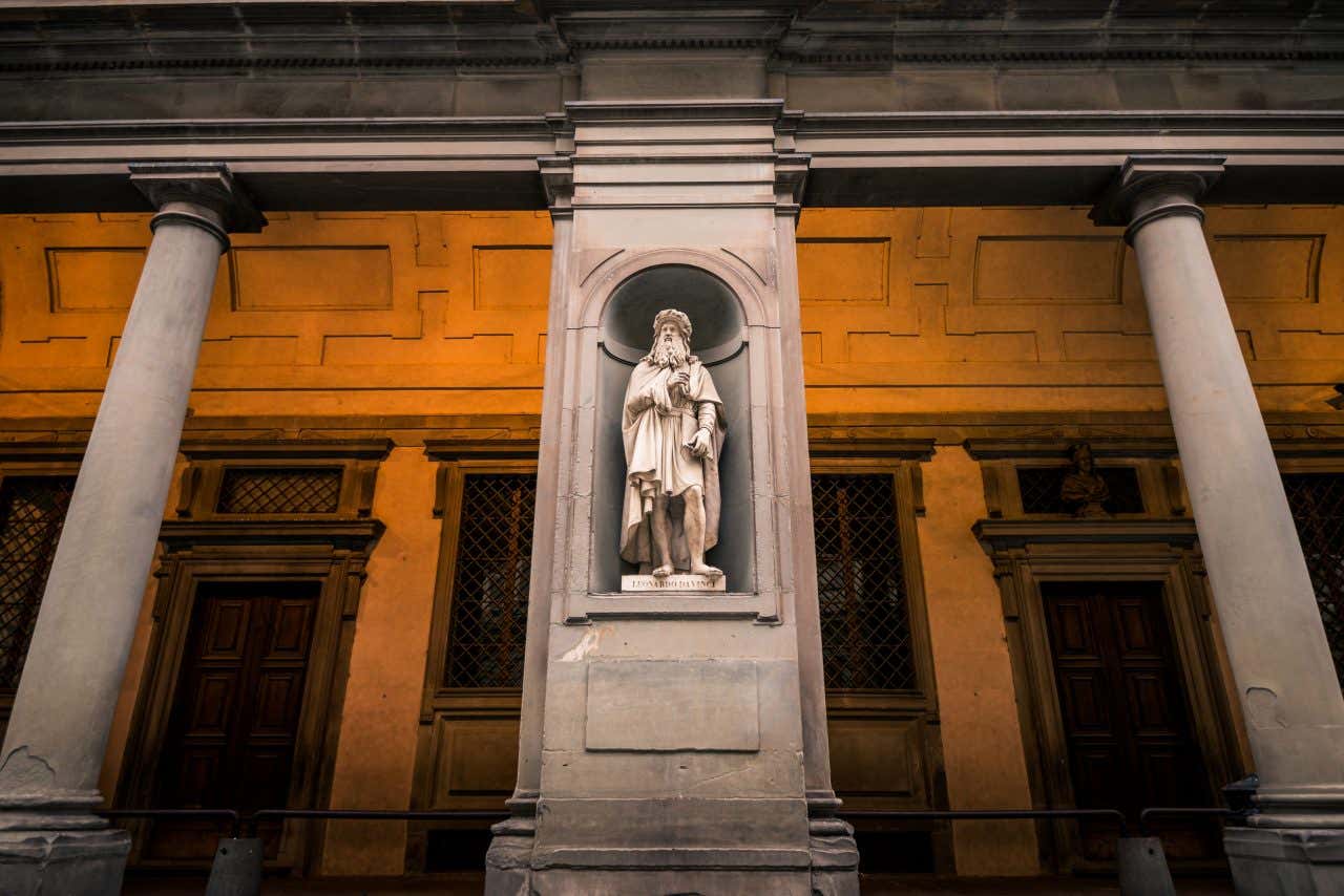 A statue of Leonardo da Vinci outside a museum