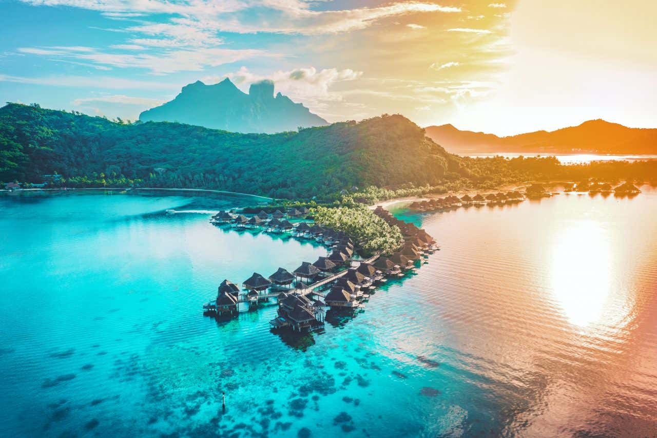 Vue sur Bora Bora au coucher du soleil