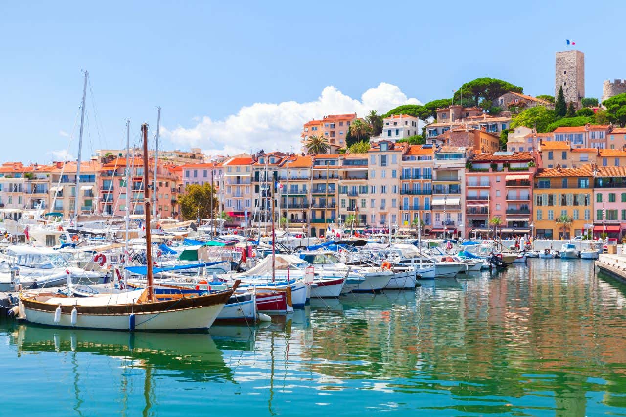Immagine del porto di Cannes in una giornata di sole