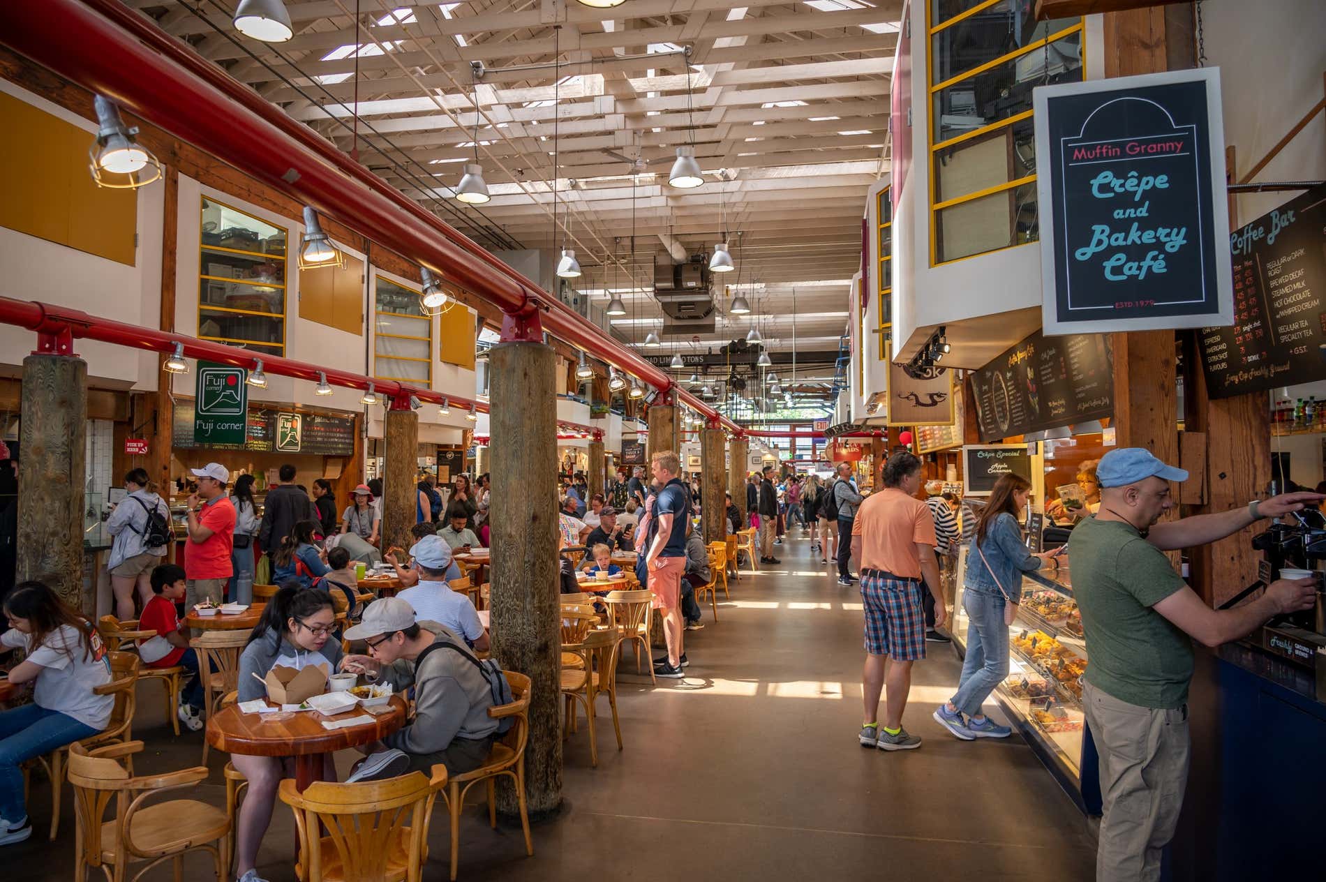 Molte persone fanno acquisti al Granville Public Market, un mercato al coperto