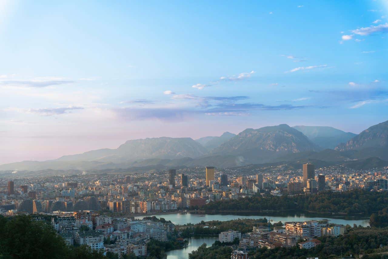 Vue sur la capitale albanaise Tirana, une destination idéale où partir au printemps