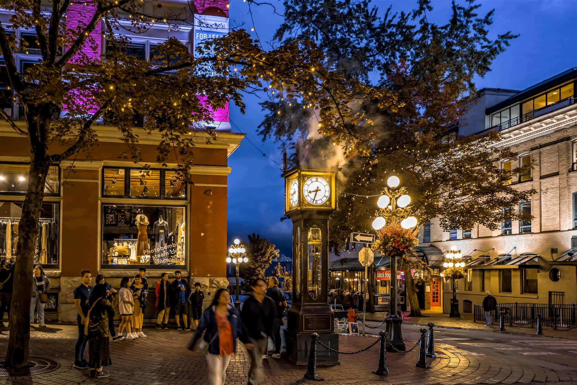 L'orologio a vapore di Gastown di sera