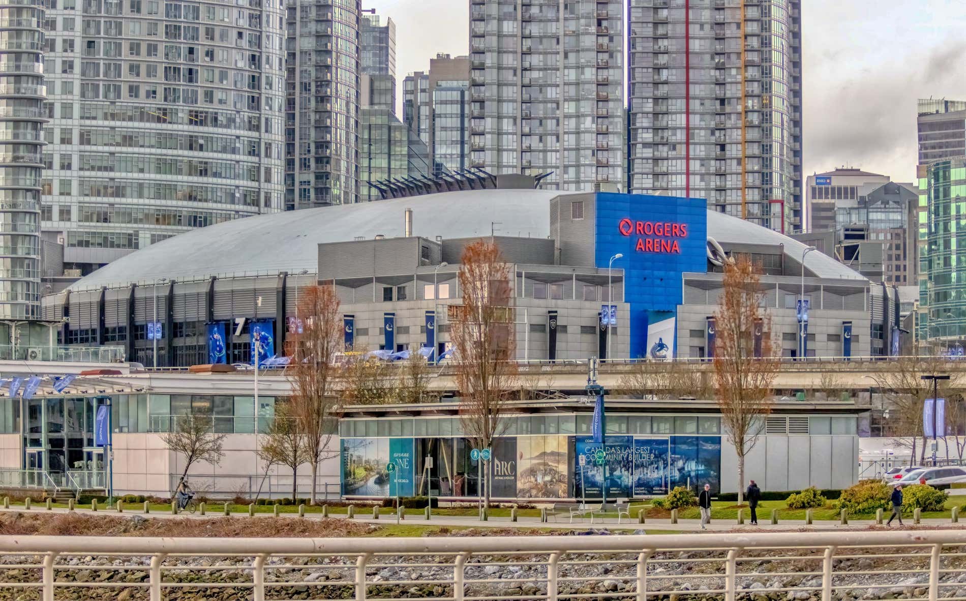 Vista dell'edificio della Rogers Arena, con dei grattacieli sullo sfondo