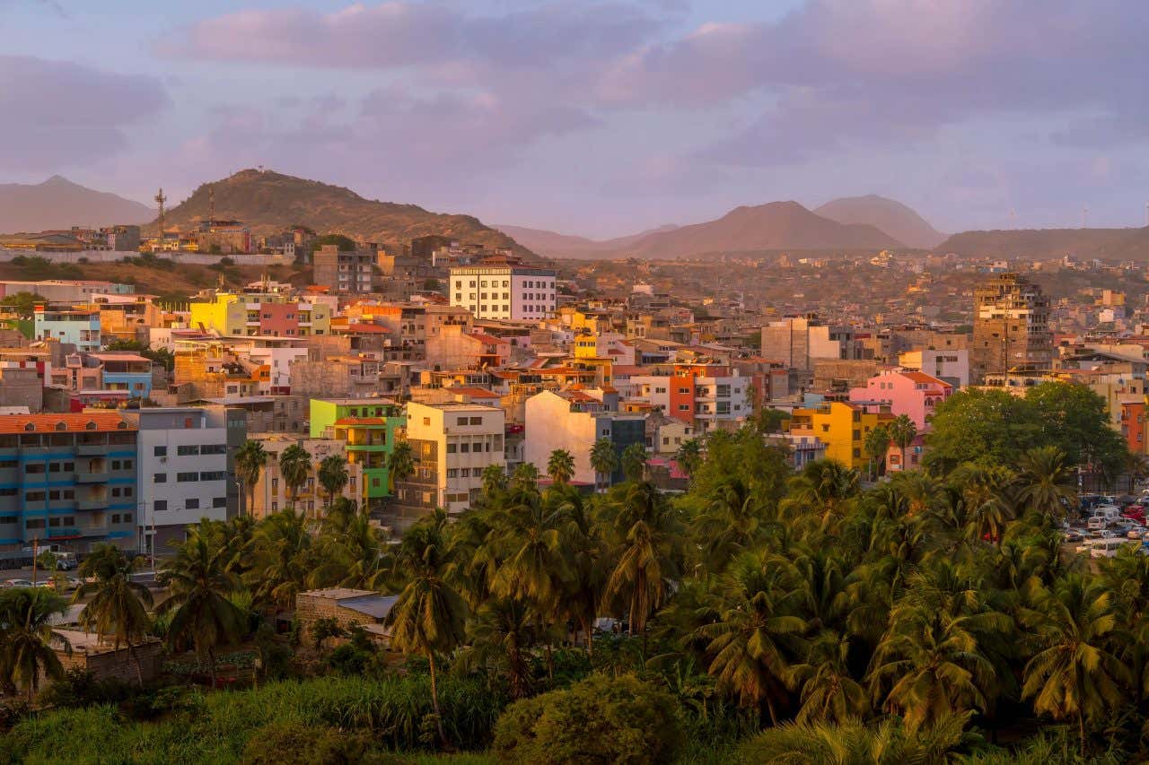 Vue sur Praia au coucher du soleil avec des bâtiments colorés