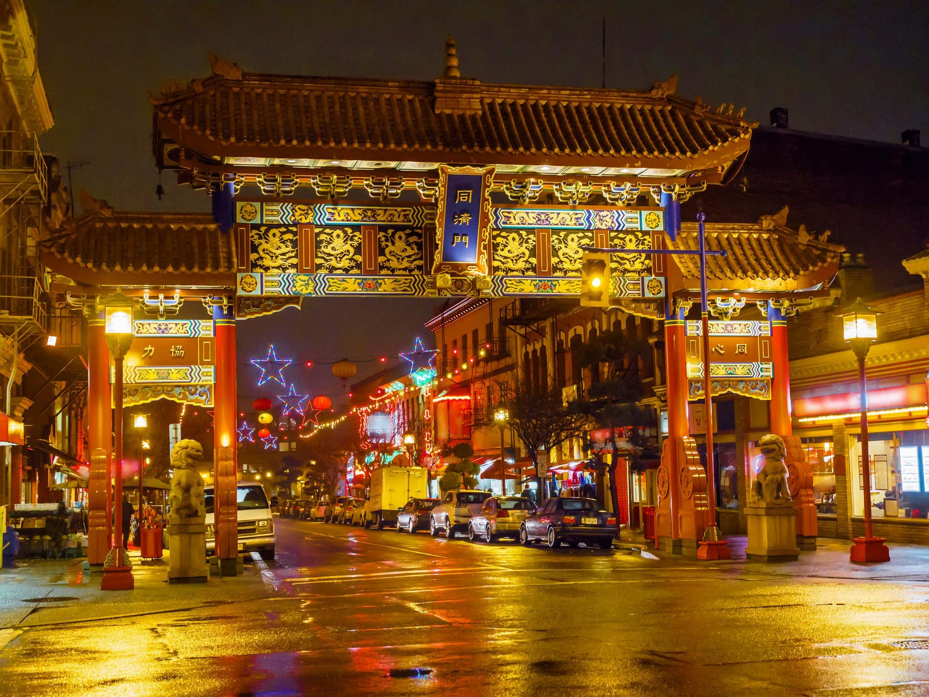 Ingresso di Chinatown a Vancouver, illuminata di sera.