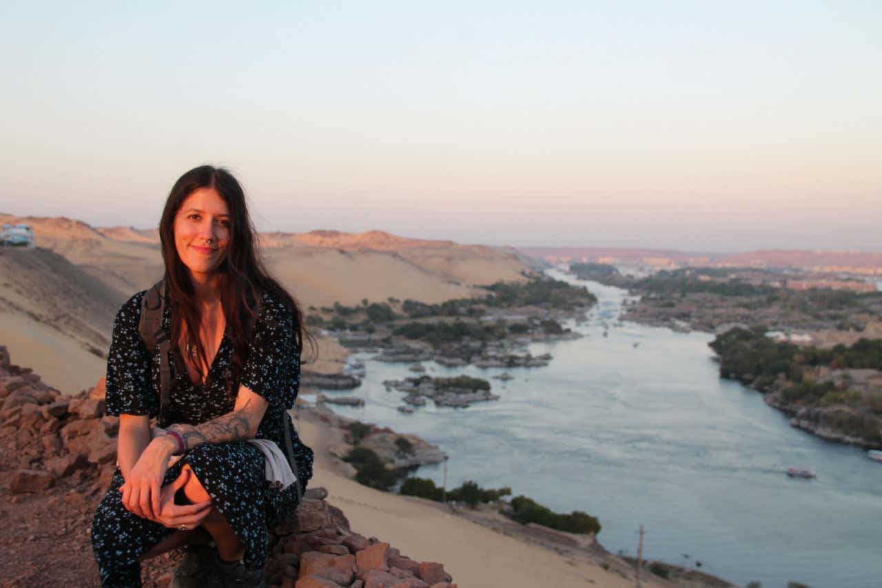 Una chica sonriendo para una foto en un mirador con vistas al Nilo