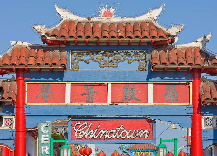 Arco de entrada rojo a Chinatown