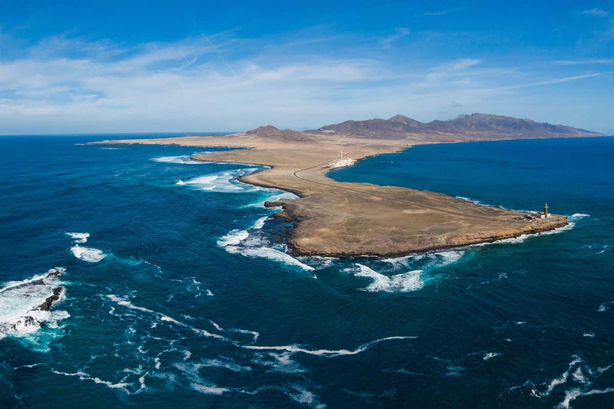 Vista de dron de la península de Jandía, el extremo más al sur que visitar en Fuerteventura