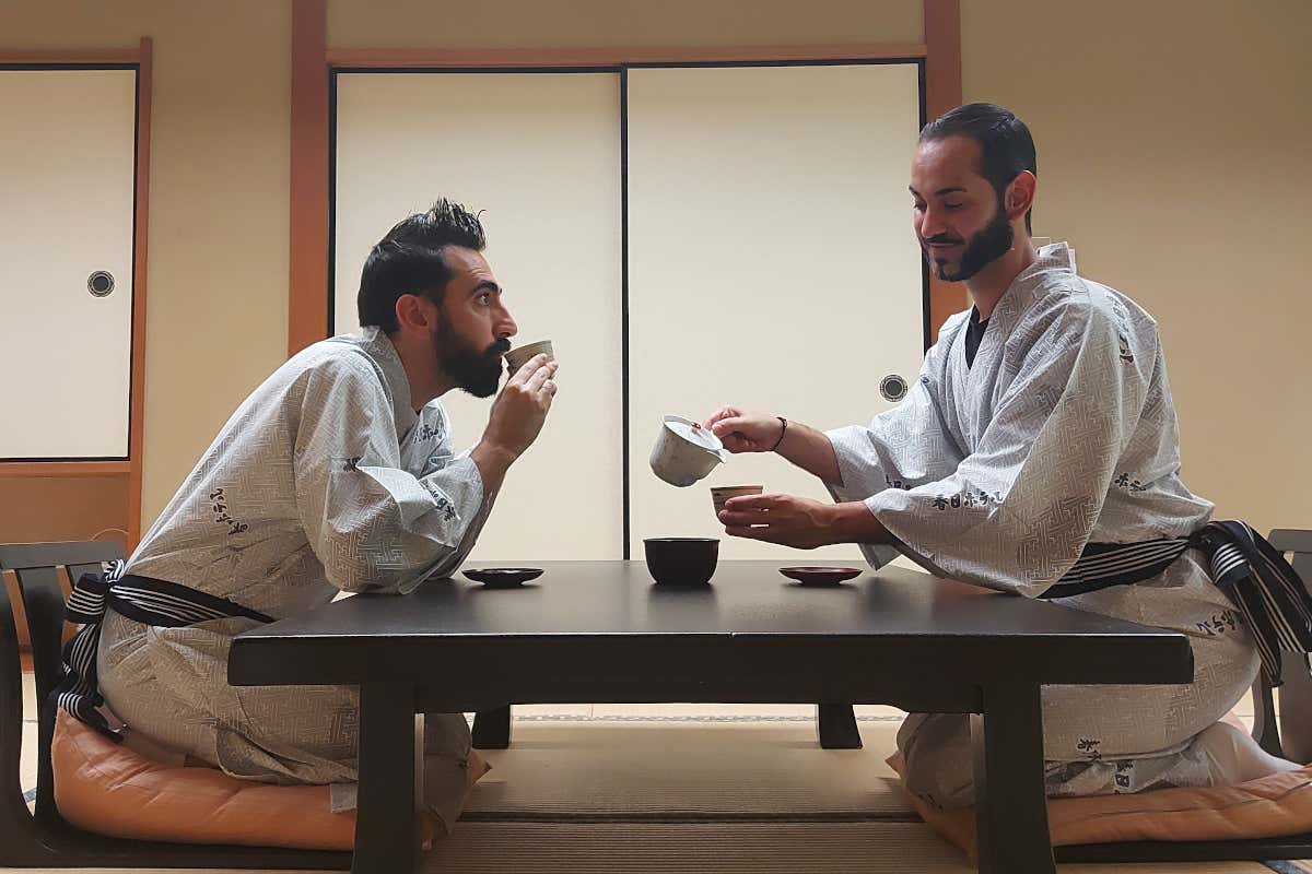 Dos hombres tomando el té con kimono japonés
