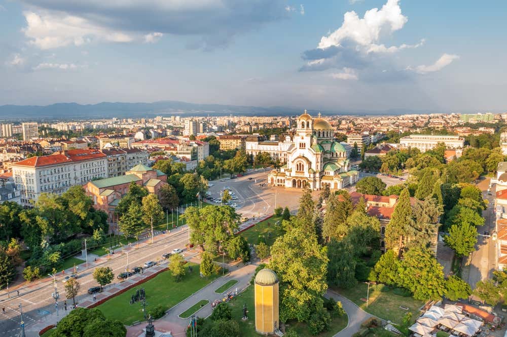 Foto aerea della cattedrale Nevski al centro di una piazza nel centro storico di Sofia in una giornata di sole parzialmente nuvolosa