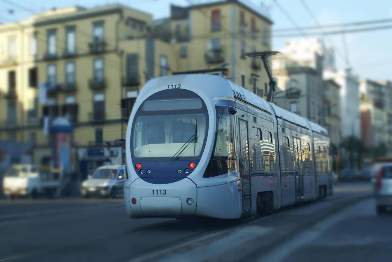 Un tram nel centro di Milano in una giornata nuvolosa