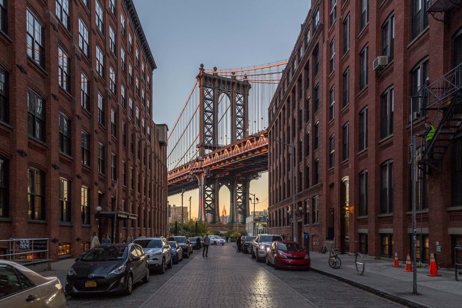 Vista del Ponte di Brooklyn dalla strada, con un cielo azzurro sullo sfondo