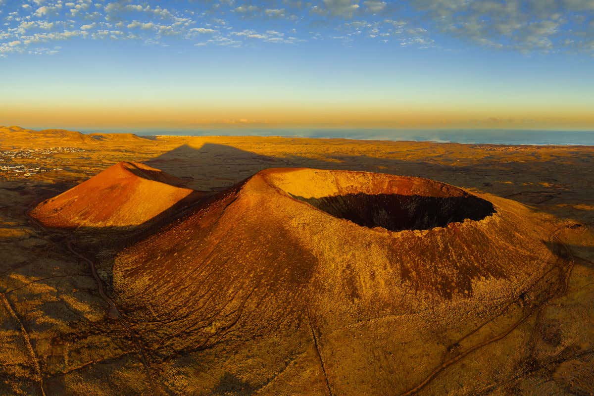 Vista aérea del cráter de un volcán inactivo en mitad de una extensa llanura