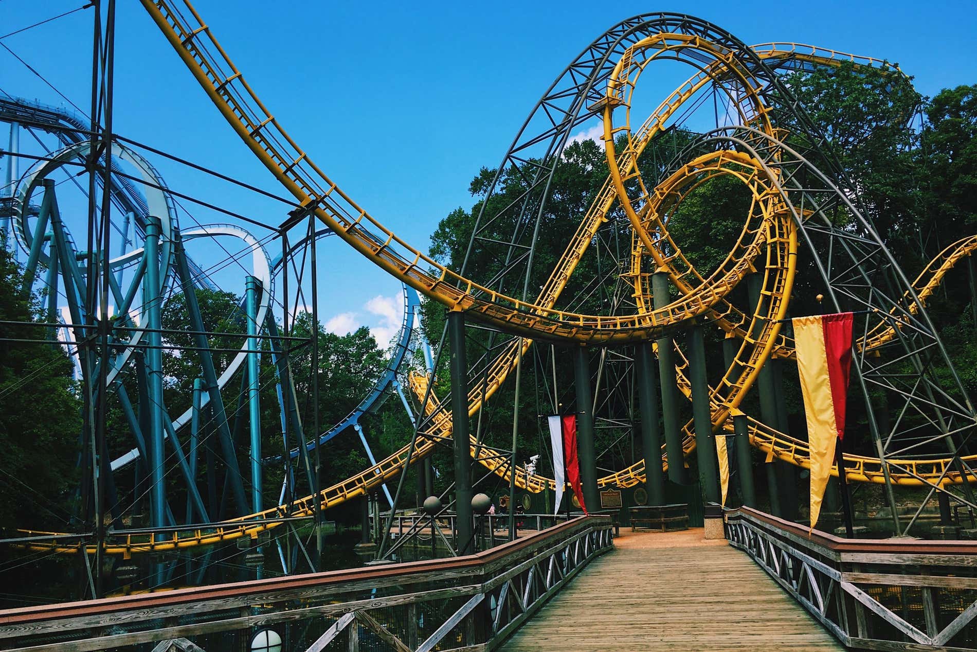 Una gran montaña rusa en Busch Garden Williamsburg