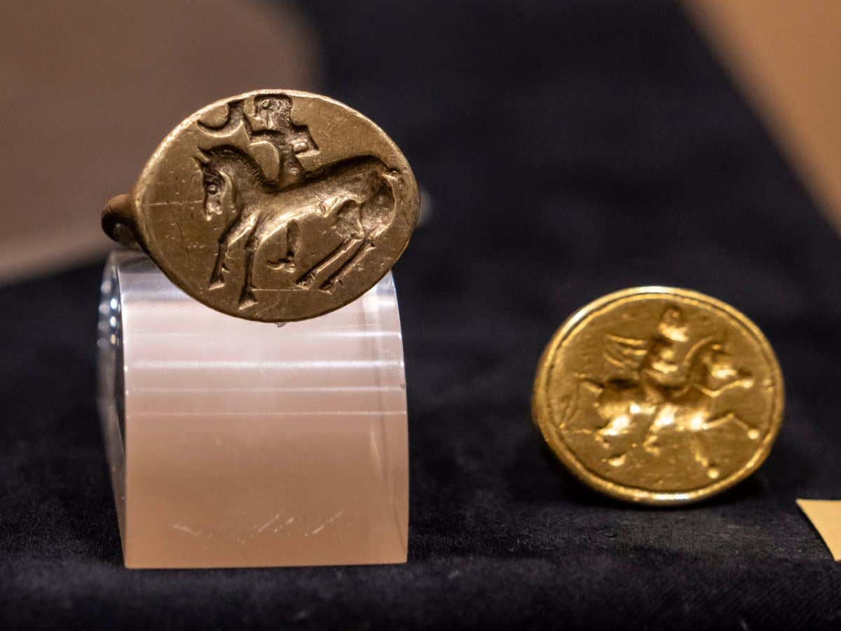 Anillos de oro tracio expuestos en el museo con un fondo negro