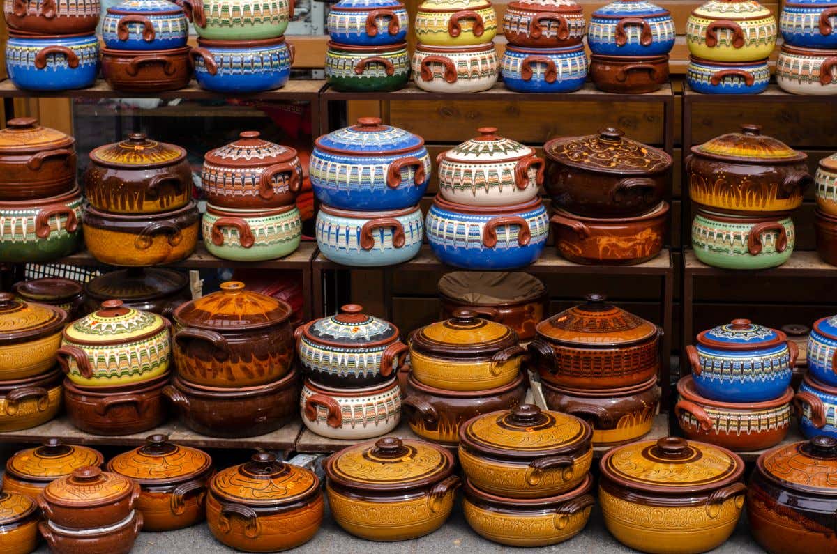 Varios tazones de barro decorados apilados en un mercado