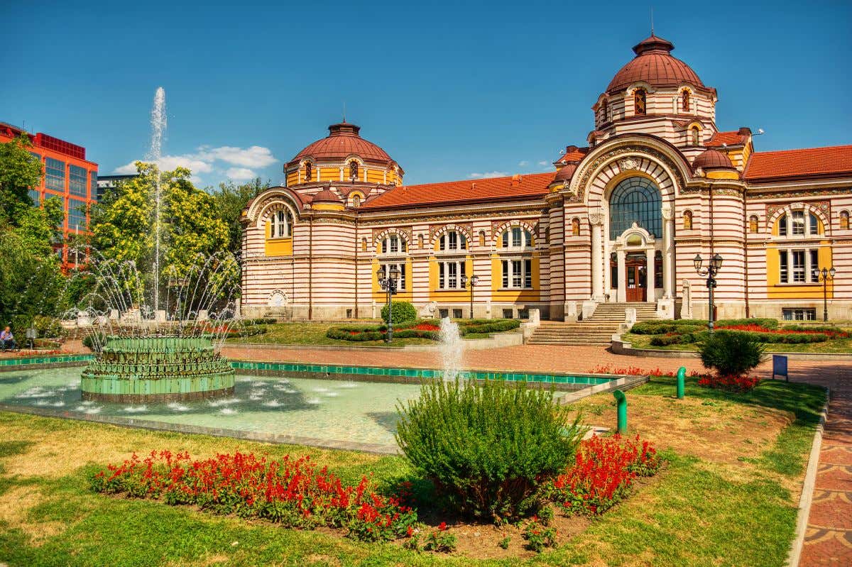 El edificio histórico frente a los baños centrales de Sofía con jardines alrededor