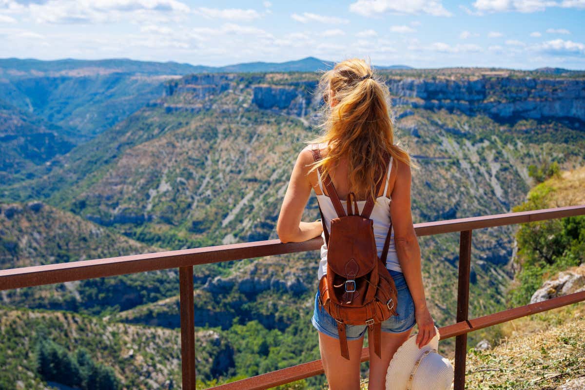 Una mujer de espaldas observando los paisajes del circo de Navacelles, en el sur de Francia