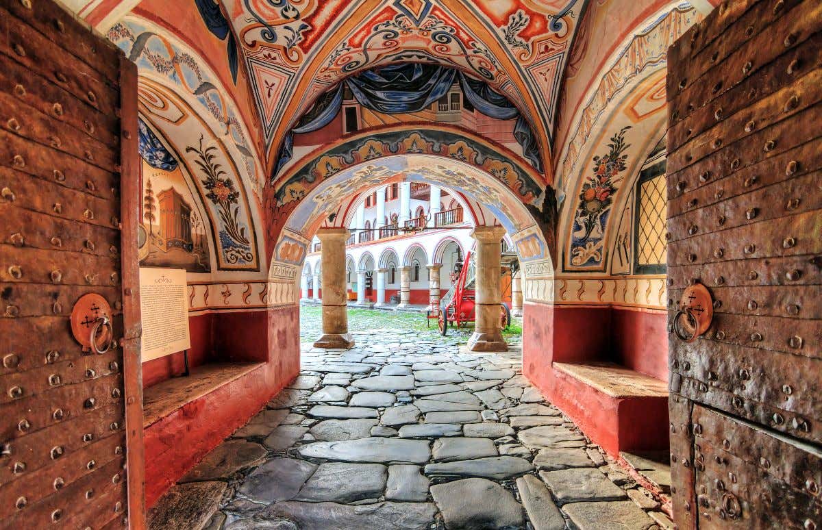 Entrada al monasterio de Rila rodeada de coloridos frescos en sus muros