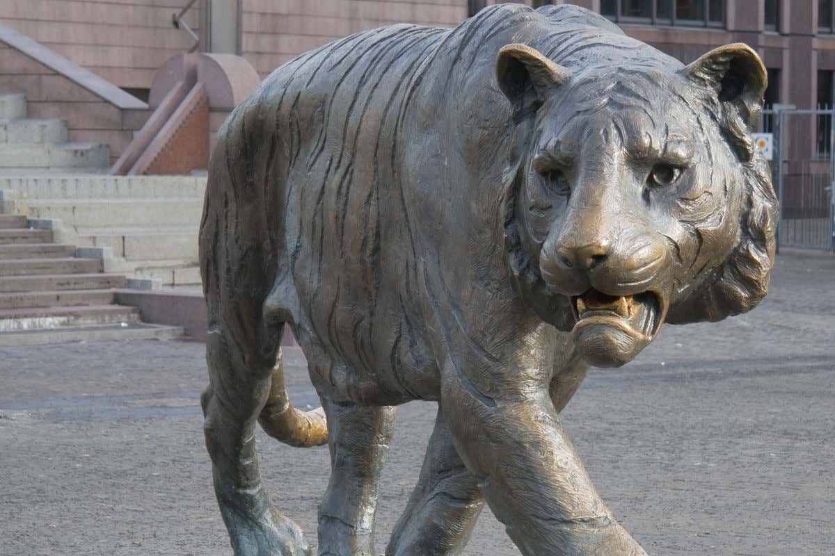 Una escultura de un tigre hecho de bronce