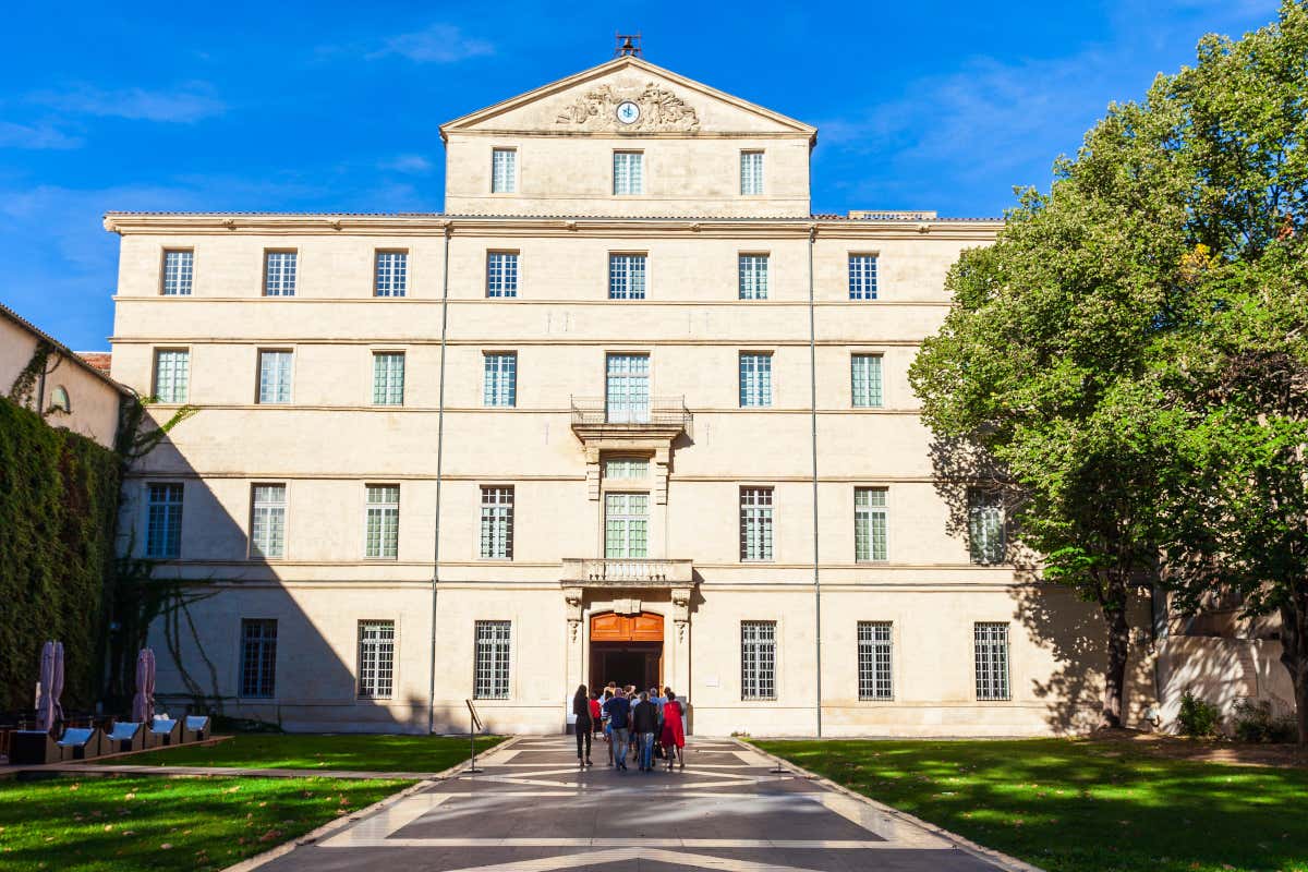 Unos turistas en la entrada del Museo Fabre de Montpellier