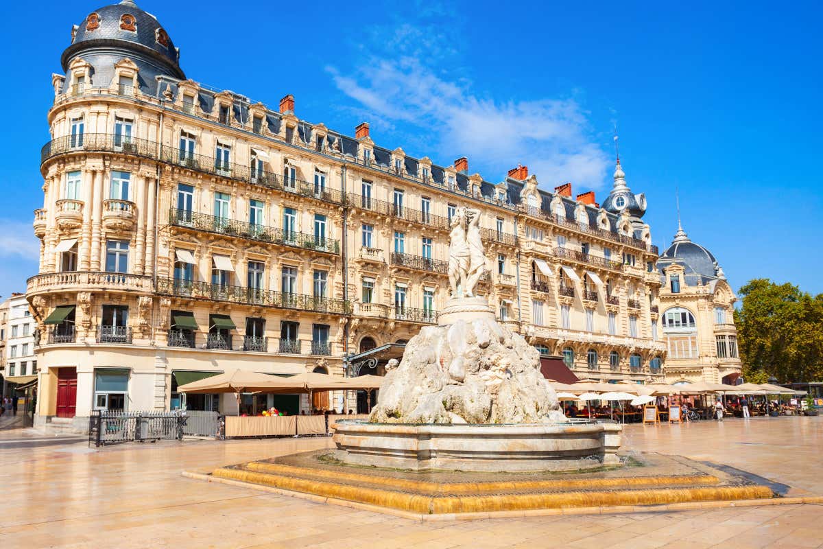 Fuente de las Tres Gracias con unos elegantes edificios de fondo en la Place de la Comédie de Montpellier
